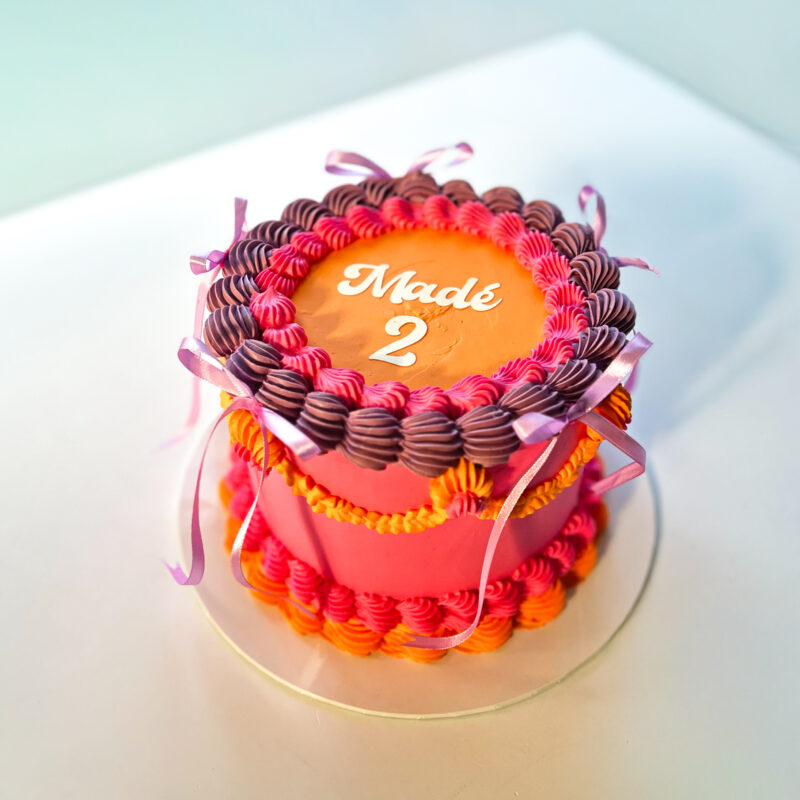 Vintage stijl ronde taart met tekst & strikjes